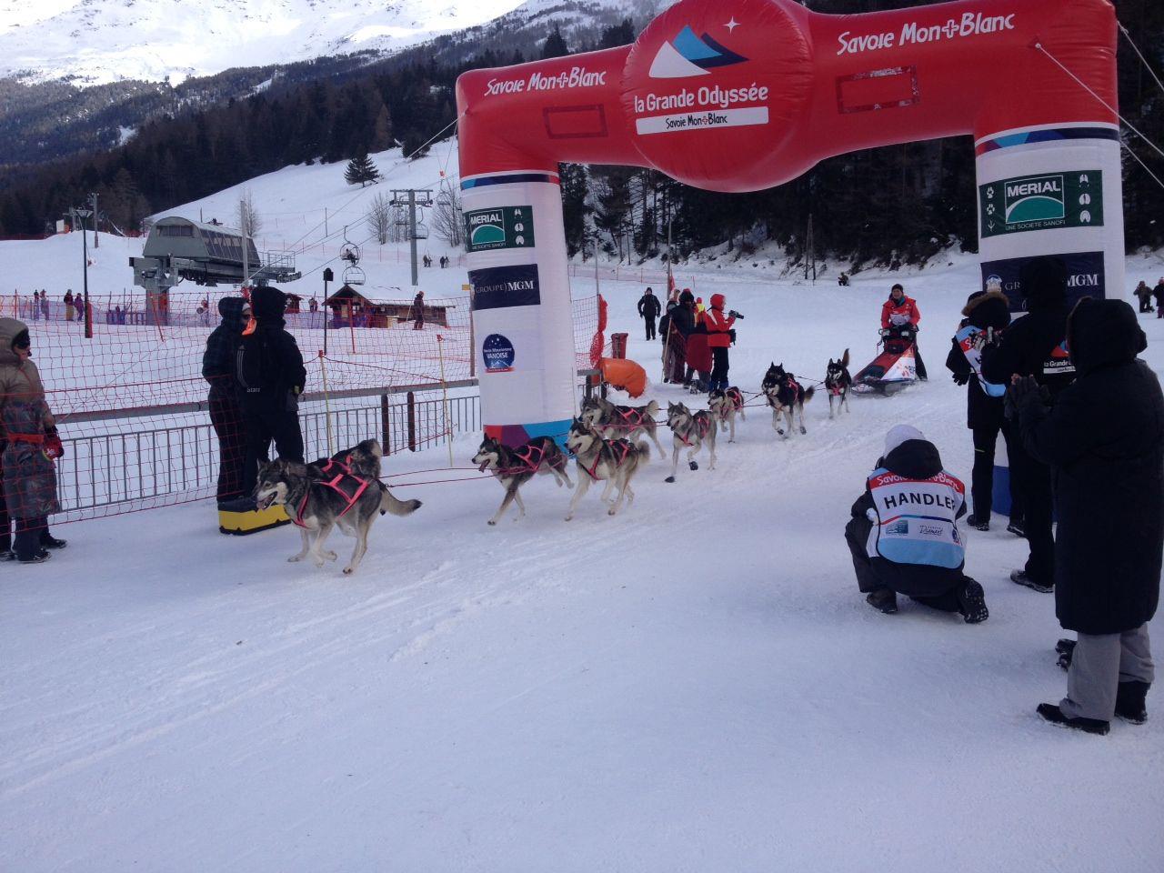 Le Team franchissant la ligne d'arrivée de Lanslebourg après cette double étape!