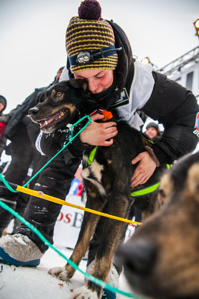 Sigrid Ekran felicite son chien de tete